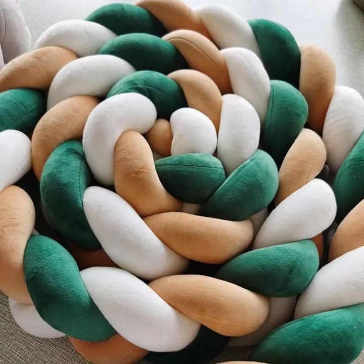 SnuggleNest - Cuscino per bambini intrecciato per un sonno sicuro e riposante