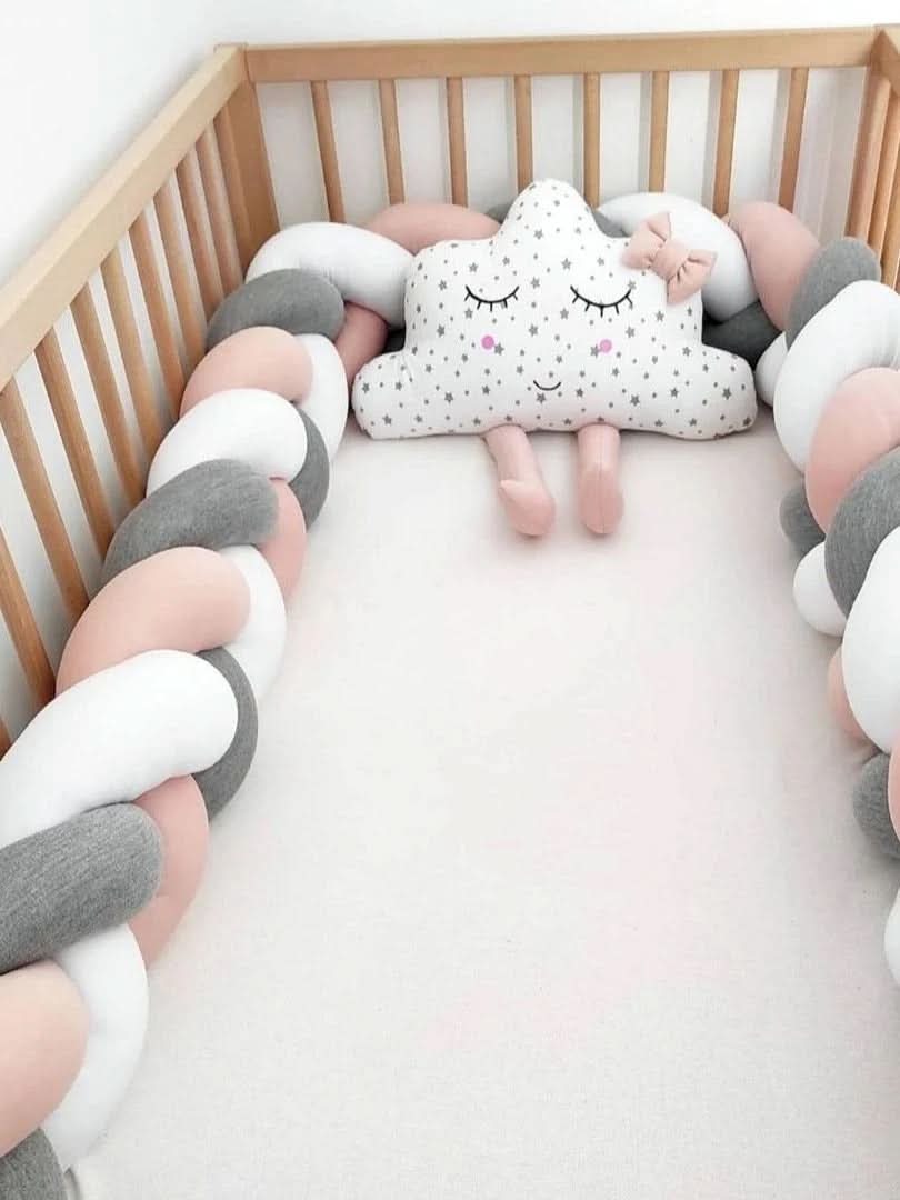 SnuggleNest - Cuscino per bambini intrecciato per un sonno sicuro e riposante