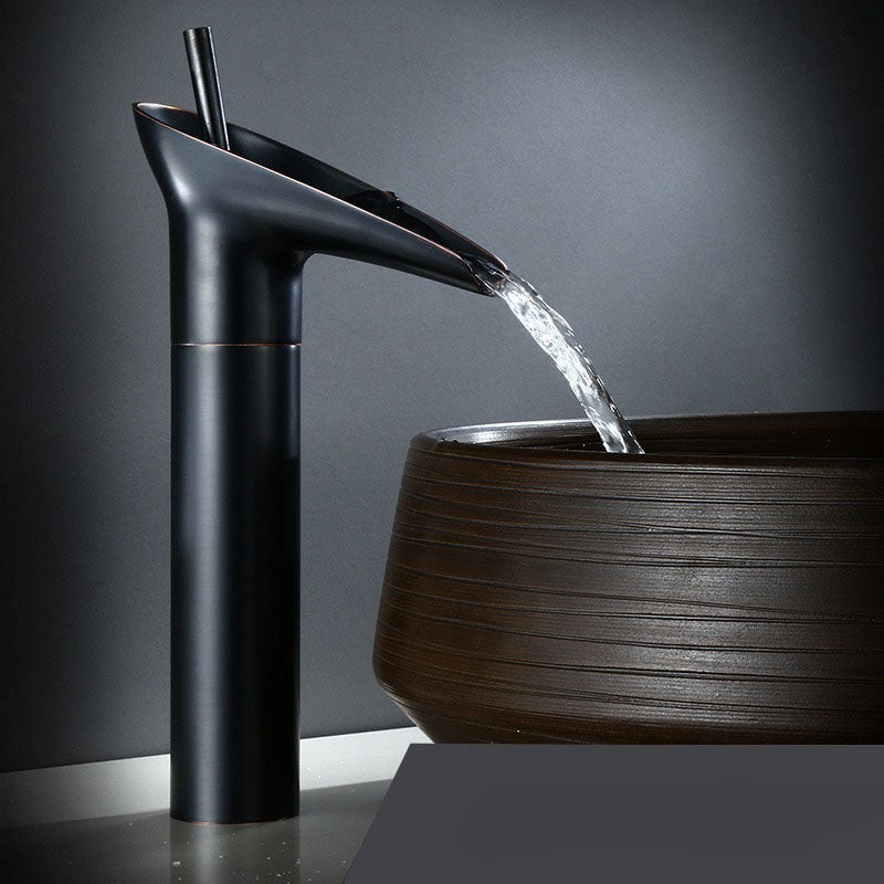 AquaFalls – Antiker Wasserfall-Waschtischhahn aus Messing
