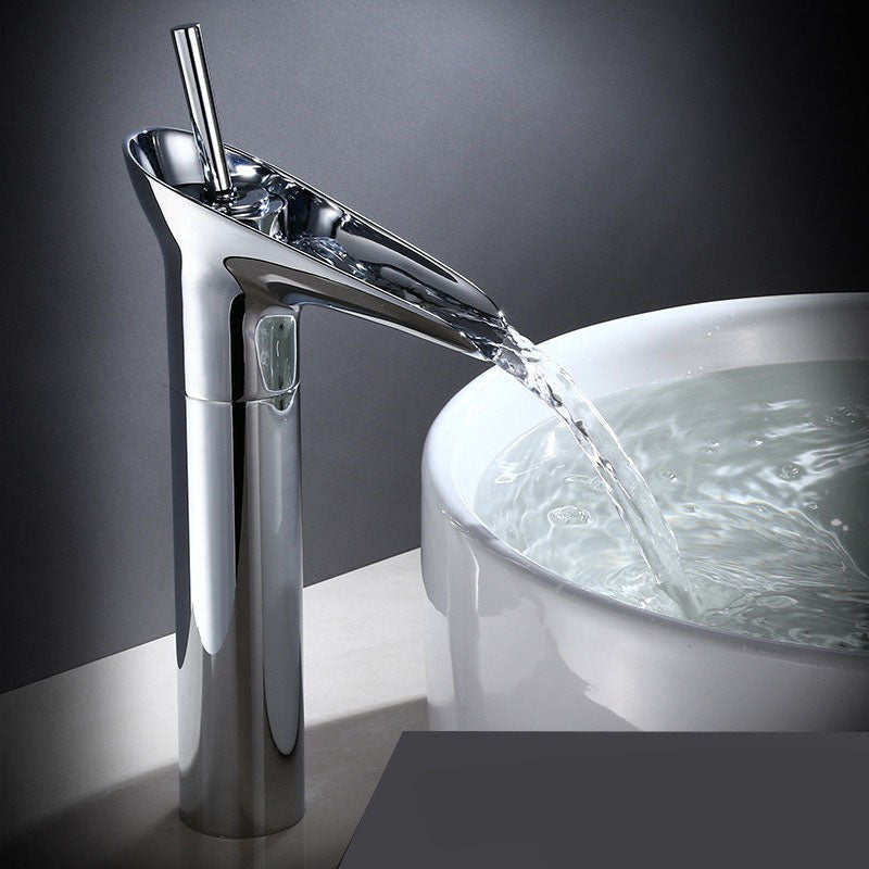 AquaFalls – Antiker Wasserfall-Waschtischhahn aus Messing