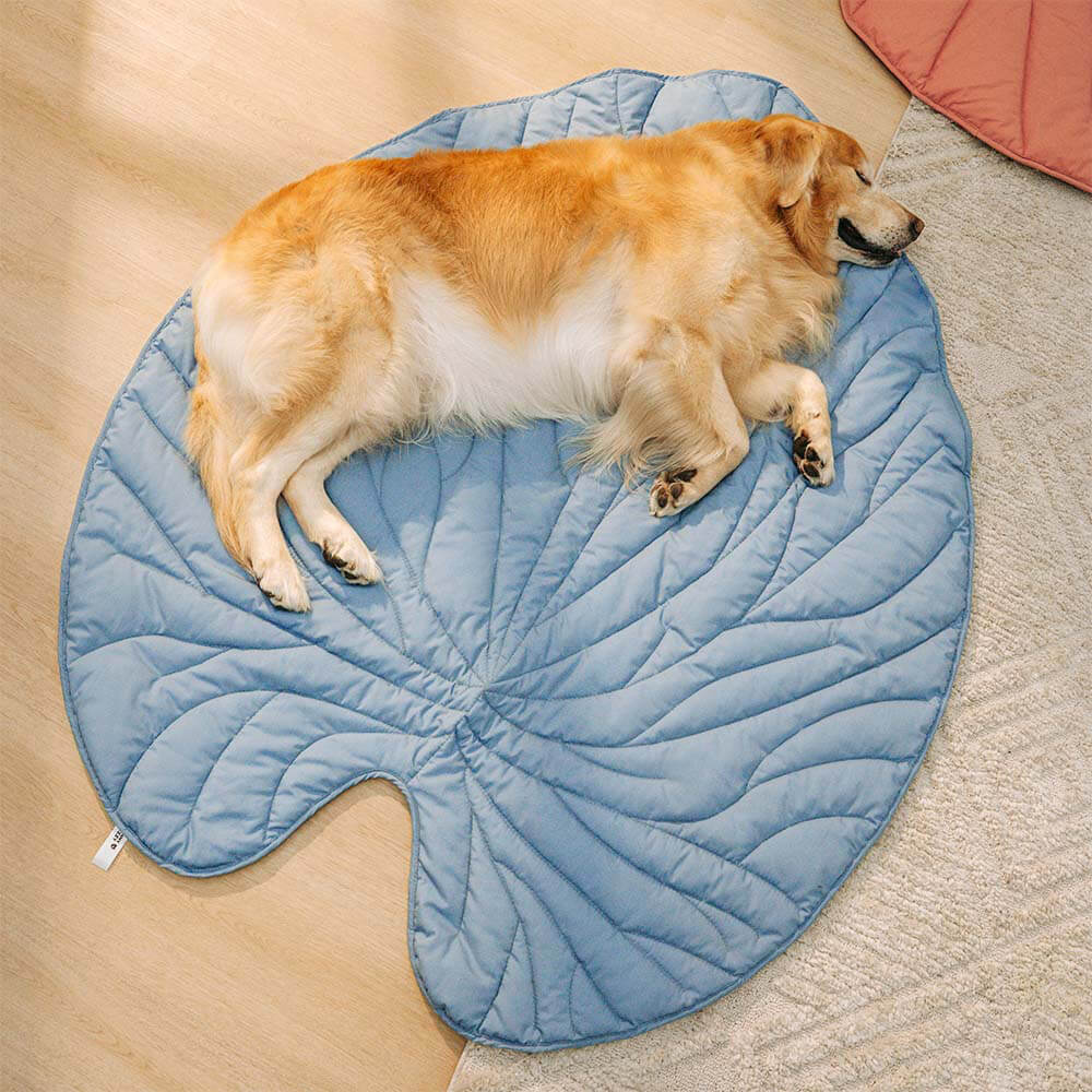 LeafPaws Blanket - Stylish dog blanket in leaf shape with soft padding & versatile use