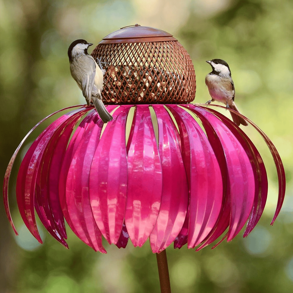 BloomFeast – Eleganter kegelförmiger Futterspender, der sich harmonisch in die Gartenblumen einfügt. 2