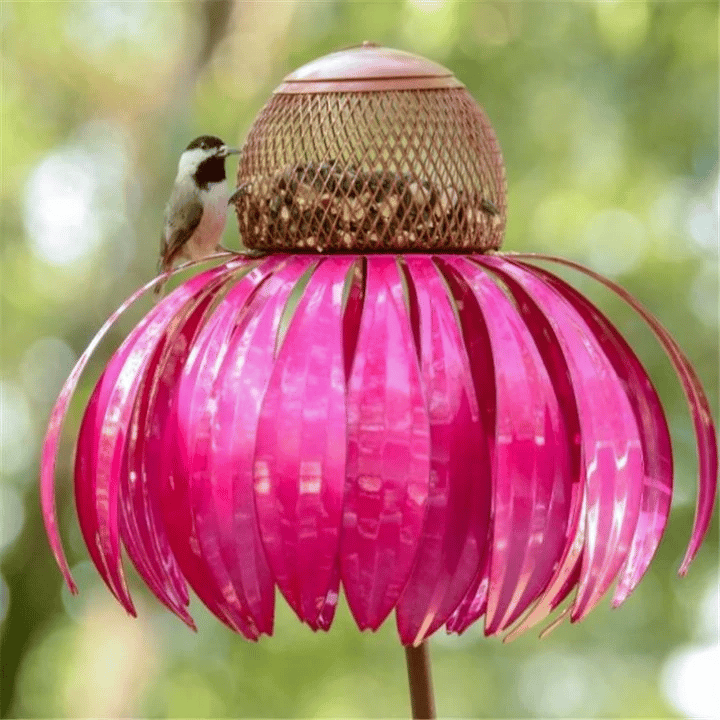 BloomFeast – Eleganter kegelförmiger Futterspender, der sich harmonisch in die Gartenblumen einfügt. 4