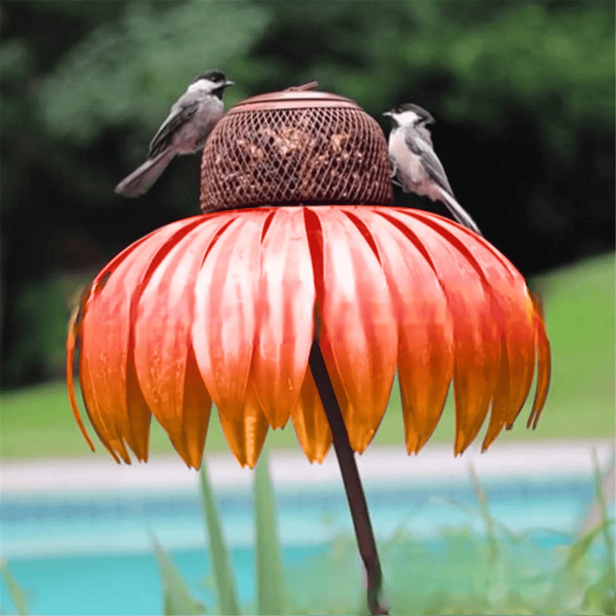 BloomFeast – Eleganter kegelförmiger Futterspender, der sich harmonisch in die Gartenblumen einfügt. 5