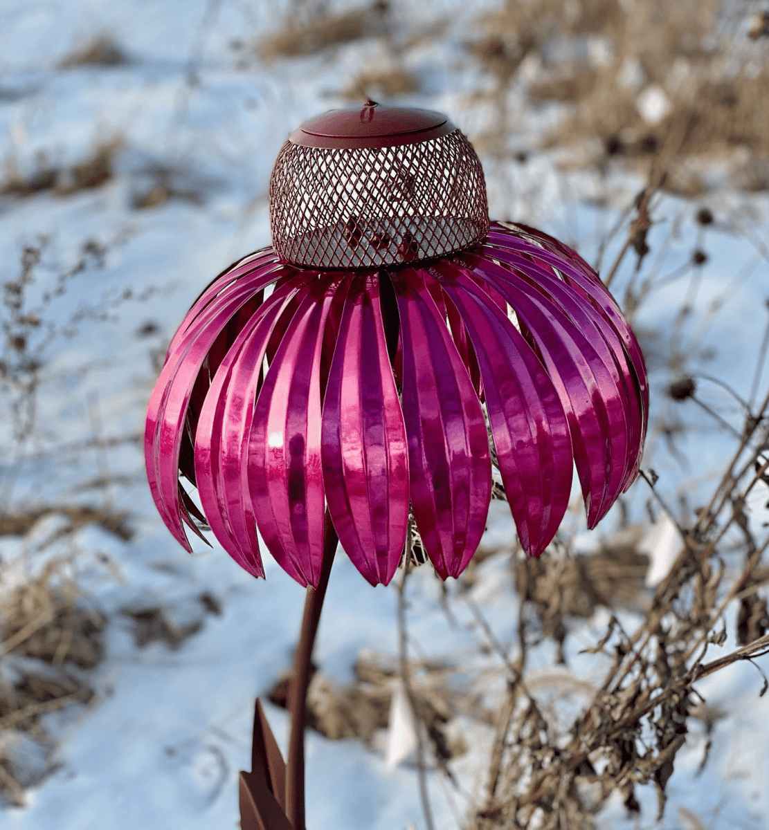 BloomFeast – Eleganter kegelförmiger Futterspender, der sich harmonisch in die Gartenblumen einfügt. 7