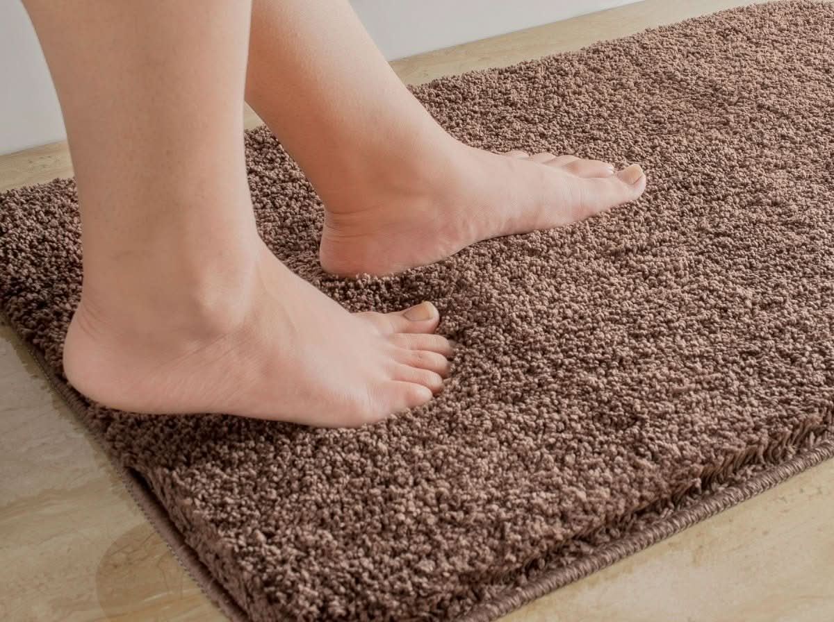 DRYSENSE – Rutschfeste, extrem saugfähige Mikrofaser-Badematte für Badezimmerkomfort 10