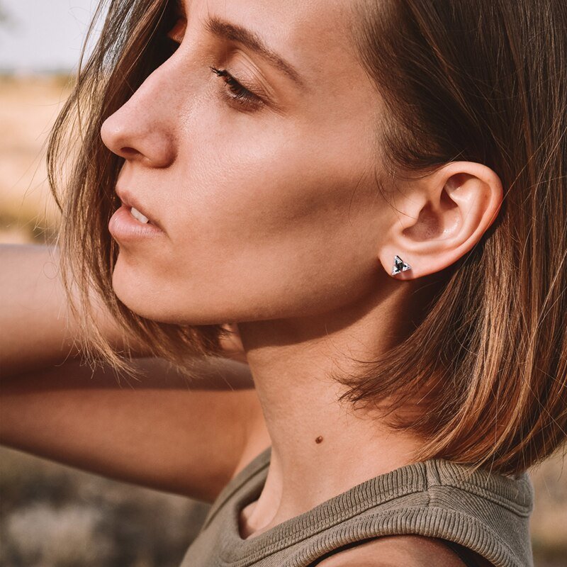 TRISILVER – Orecchini a triangolo con chiusura a perno, design leggero e moderno