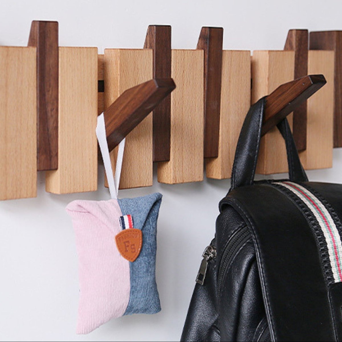PIANOHANG Wall Rack – Handgefertigte Holz-Wandgarderobe im Klavierdesign mit klappbaren Haken