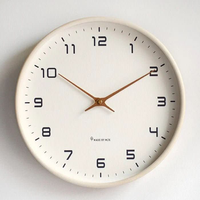 NORDICTIMBER – Horloge murale moderne en bois massif brun et crème
