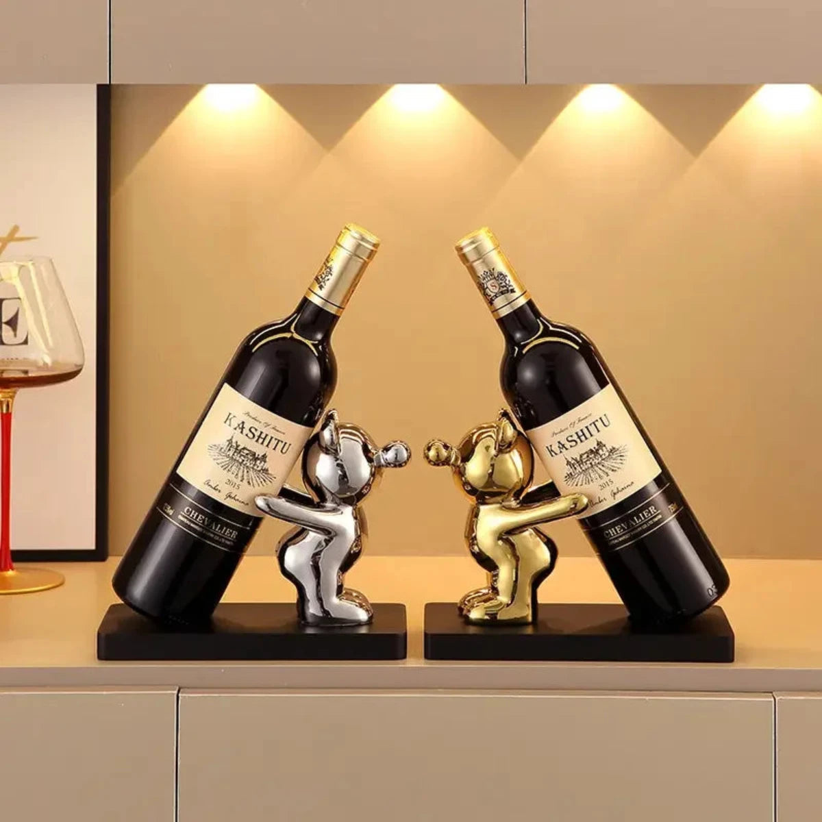 BEARWINE Estante – Estante de vino de cerámica juguetón con diseño de oso para almacenamiento elegante de botellas