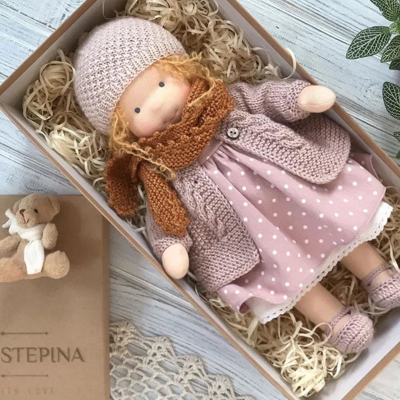 Elora – Bambola Waldorf fatta a mano in cotone per gioco creativo