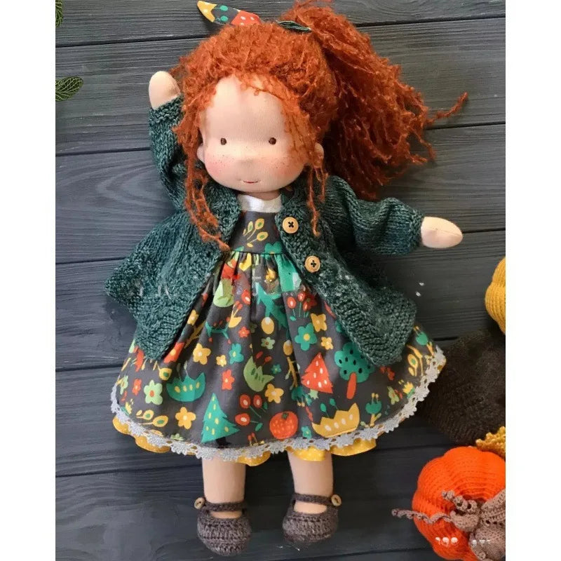 Elora – Bambola Waldorf fatta a mano in cotone per gioco creativo