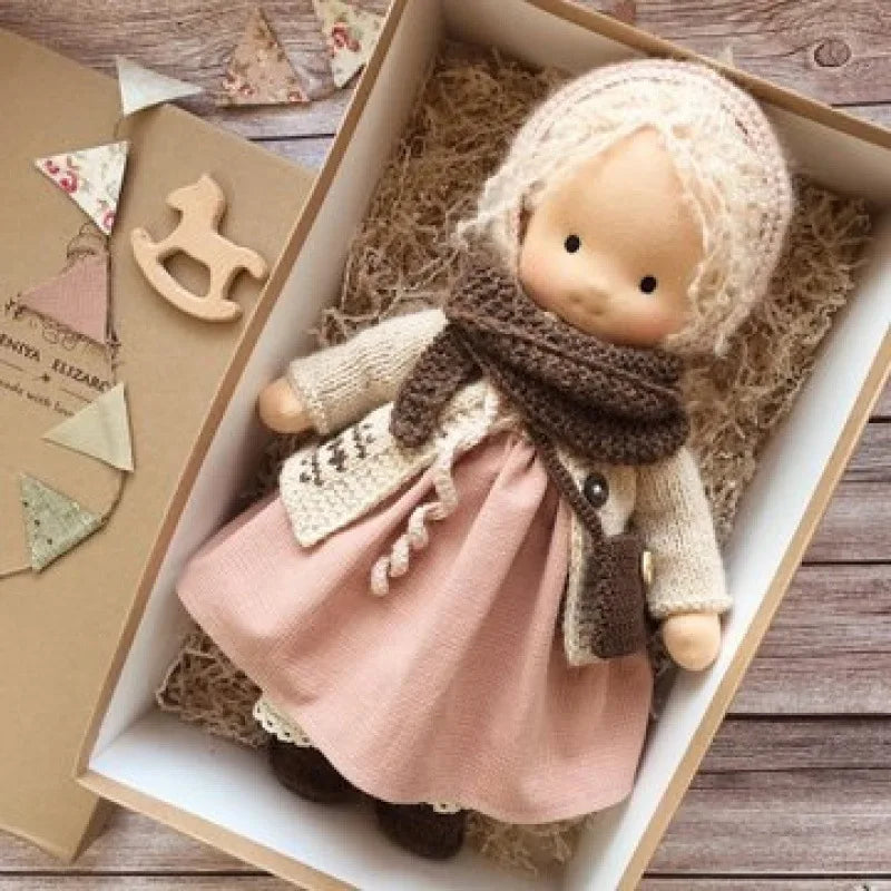 Elora – Bambola Waldorf fatta a mano in cotone per gioco creativo