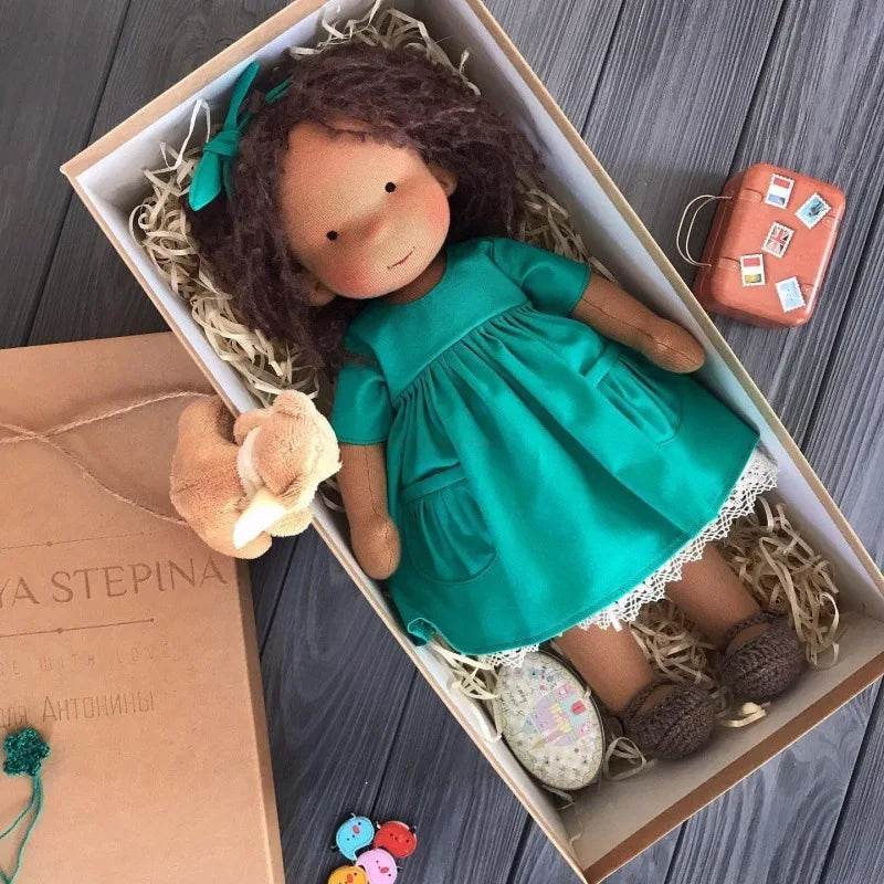 Elora – Bambola Waldorf fatta a mano in cotone per gioco creativo