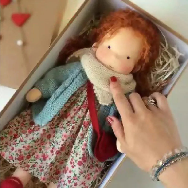 Elora – Bambola Waldorf fatta a mano in cotone per gioco creativo