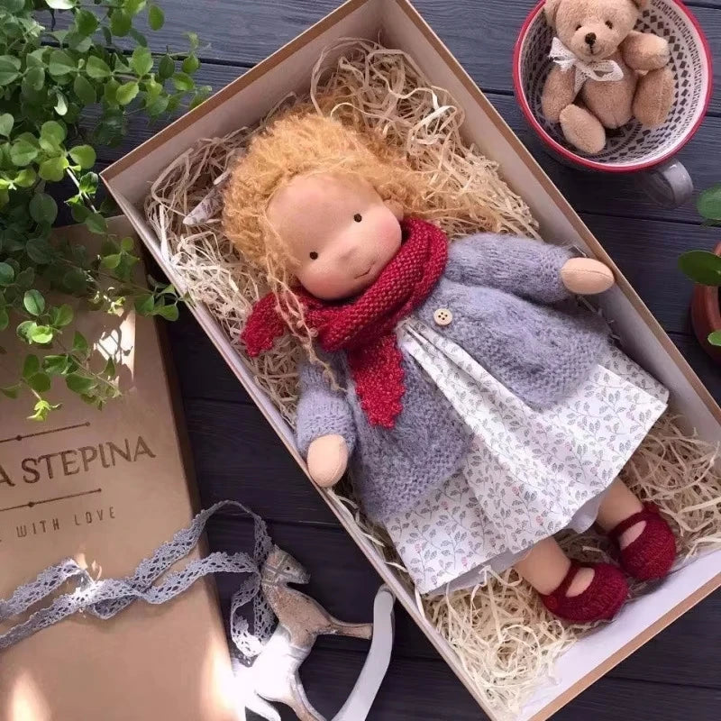 Elora – Bambola Waldorf fatta a mano in cotone per gioco creativo