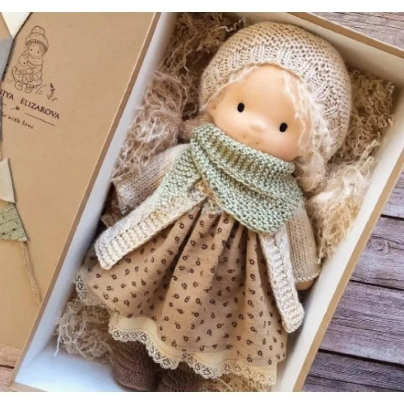 Elora – Bambola Waldorf fatta a mano in cotone per gioco creativo