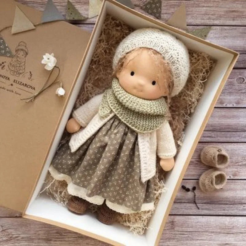 Elora – Bambola Waldorf fatta a mano in cotone per gioco creativo