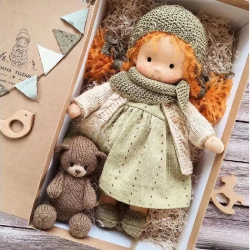 Elora – Bambola Waldorf fatta a mano in cotone per gioco creativo