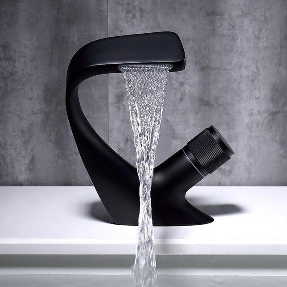 Grifo de lavabo AQUACASCADE – Grifo moderno tipo cascada de latón para un diseño de baño lujoso
