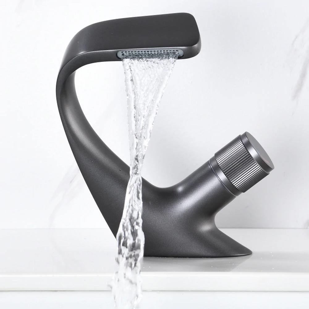 Grifo de lavabo AQUACASCADE – Grifo moderno tipo cascada de latón para un diseño de baño lujoso