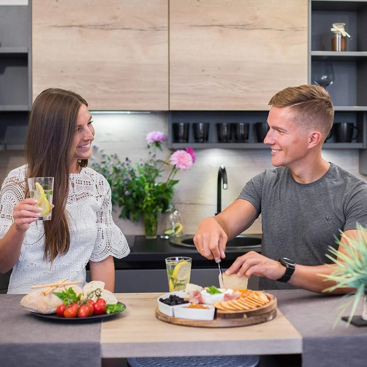 SERVELLE – Premium-Charcuterie-Brettset aus Akazienholz mit Keramikschüsseln und Messern 5