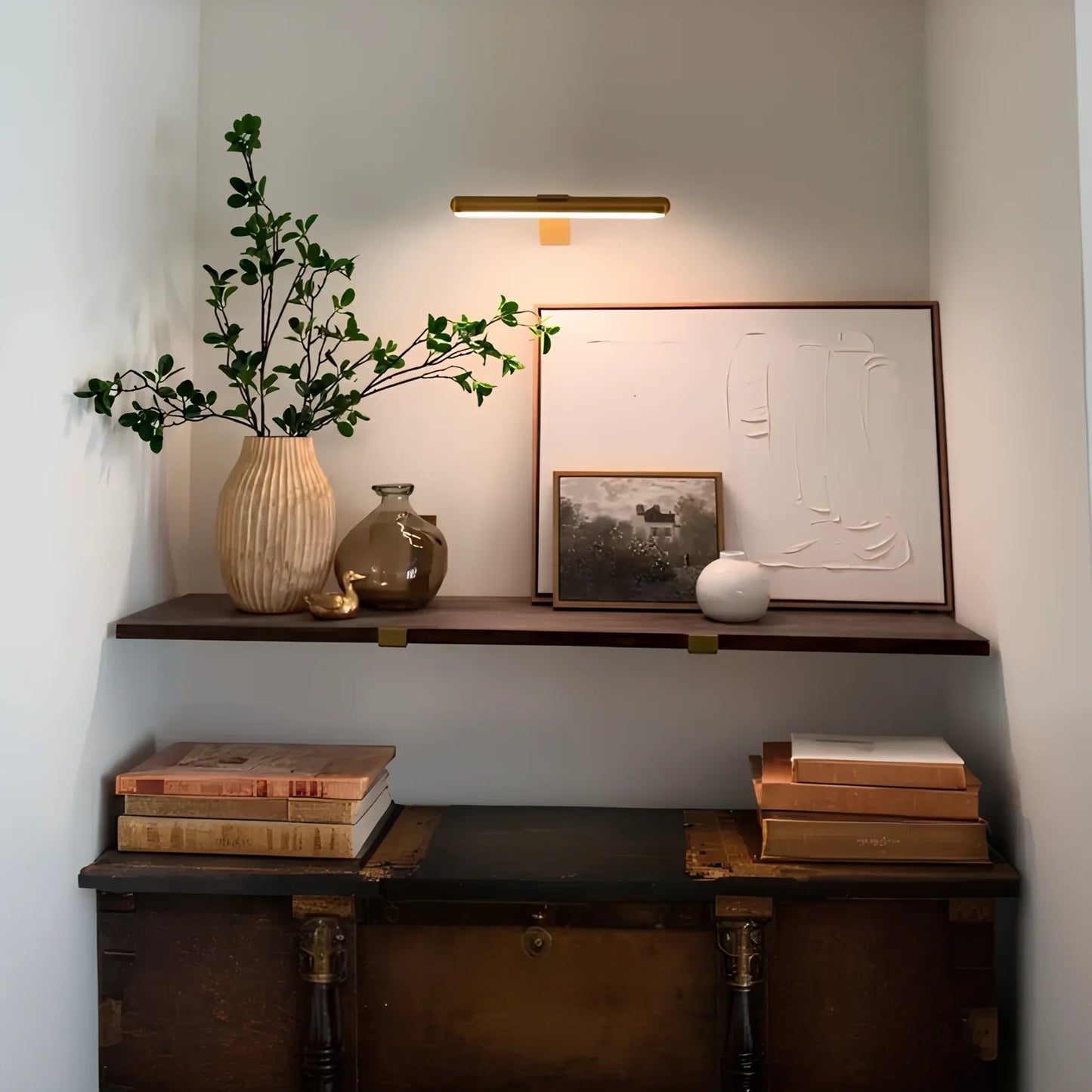 ArtGlow swivelling LED wall light - Wireless & stylish for any gallery wall