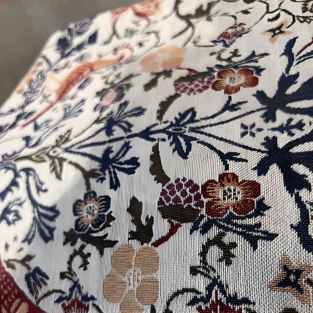 ClassicLinens – Elegant table runner with floral and bird motif