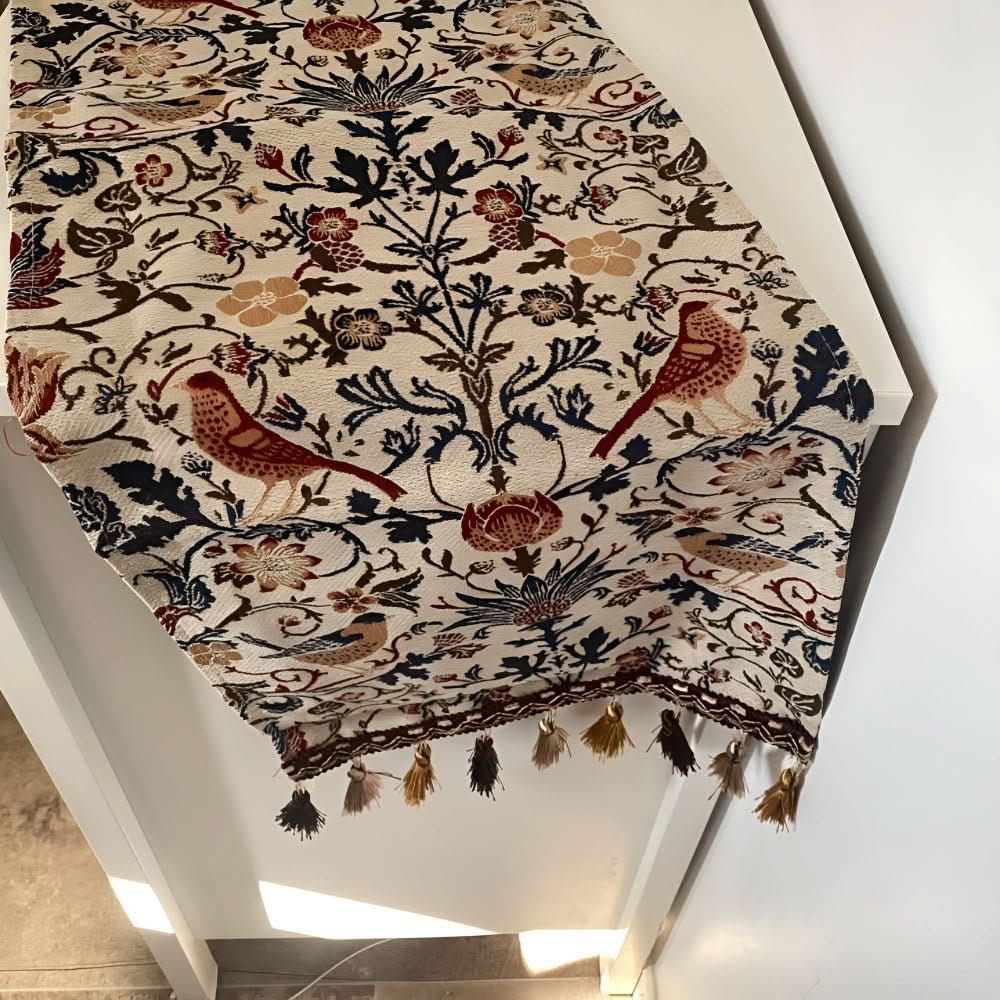 CLASSICLINENS – Elegant table runner with floral and bird motif