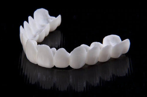 SmileFlex – kunstgebit met witte dentale lenzen