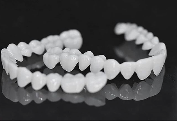 SmileFlex – kunstgebit met witte dentale lenzen