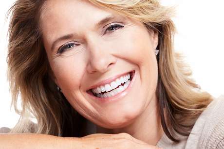 SmileFlex – kunstgebit met witte dentale lenzen