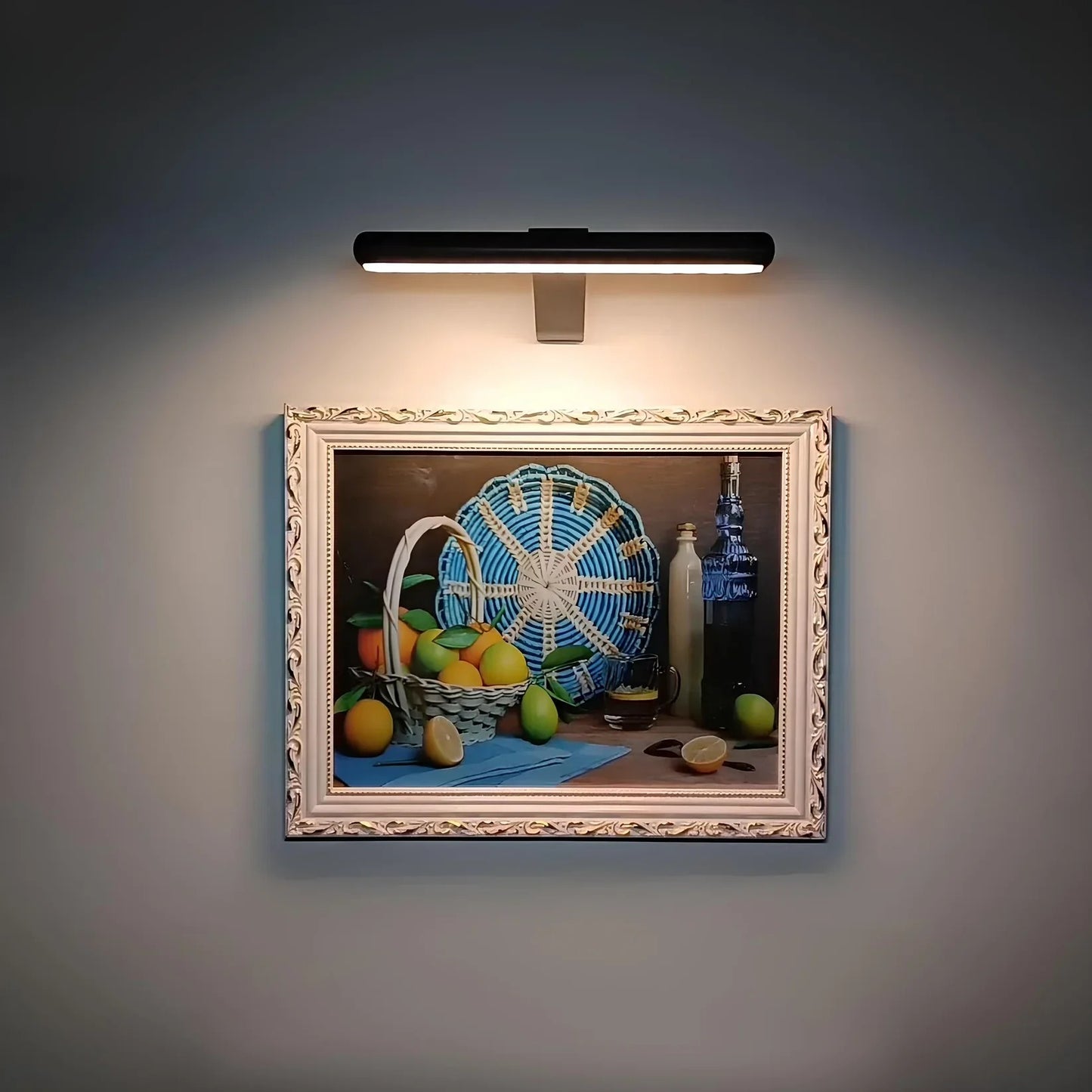 ArtGlow swivelling LED wall light - Wireless & stylish for any gallery wall