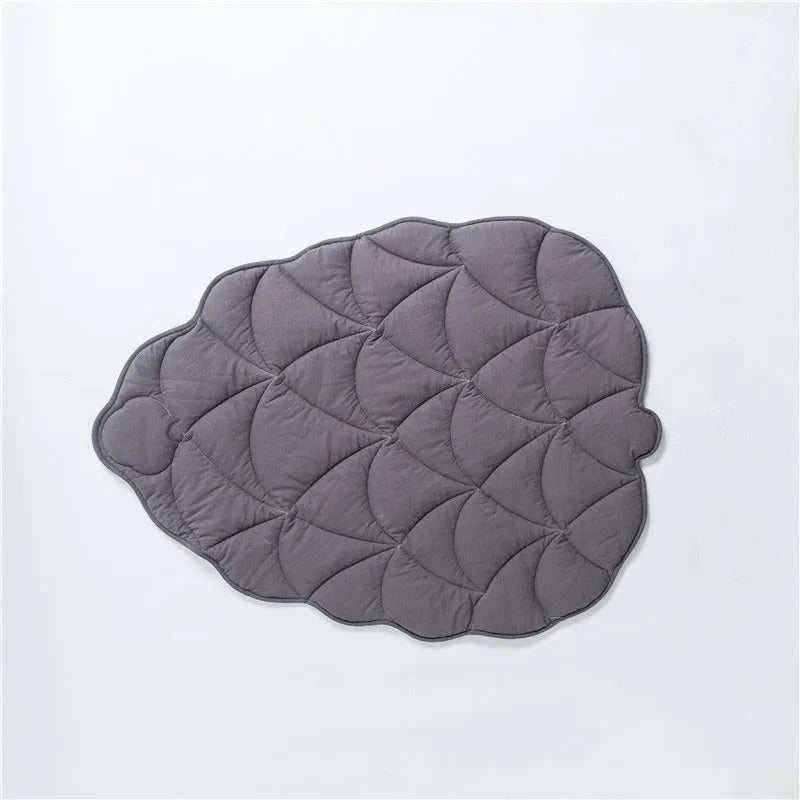 LeafPaws Blanket - Stylish dog blanket in leaf shape with soft padding & versatile use