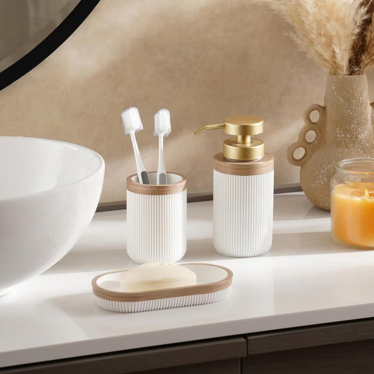 CERAVIA – Set bagno bianco con portasapone, dispenser e bicchiere per una decorazione elegante del bagno