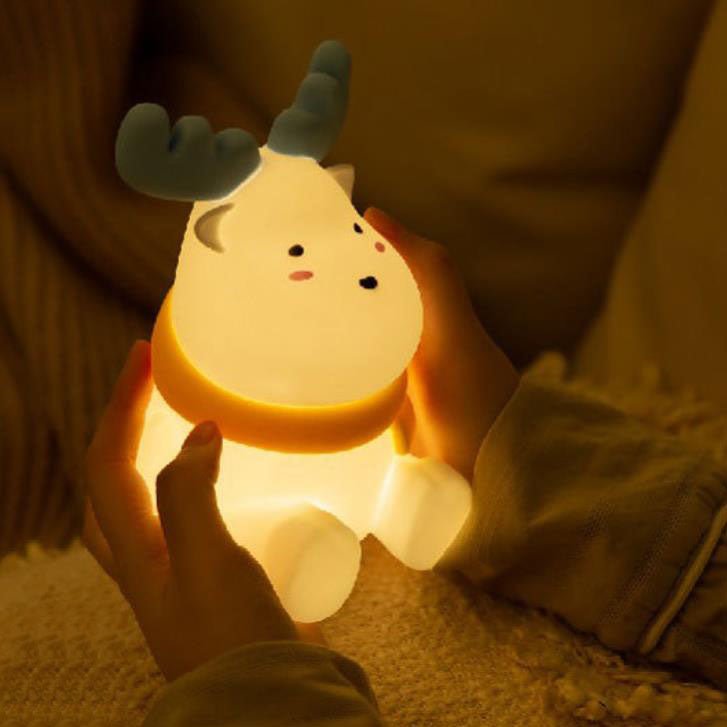 NORDDEER – Lámpara de mesa decorativa de reno con luz LED integrada