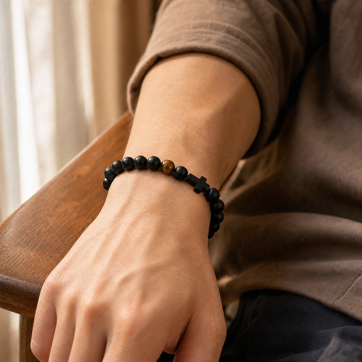 VALORIS – Herrenarmband mit schwarzen Perlen und Kreuzanhänger