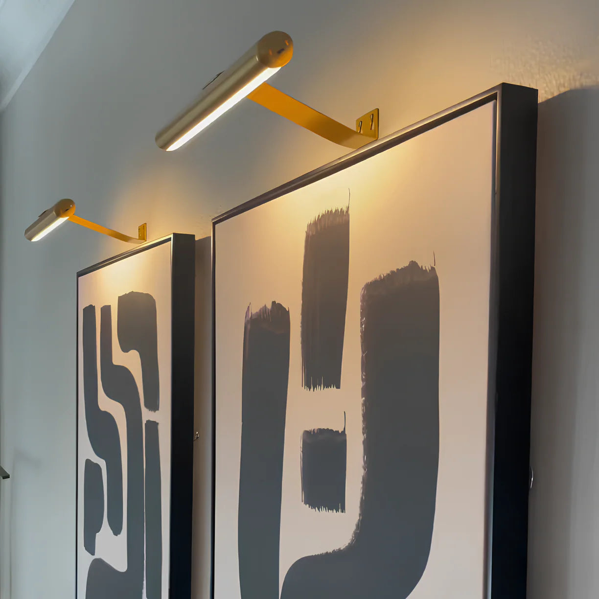 ArtGlow swivelling LED wall light - Wireless & stylish for any gallery wall