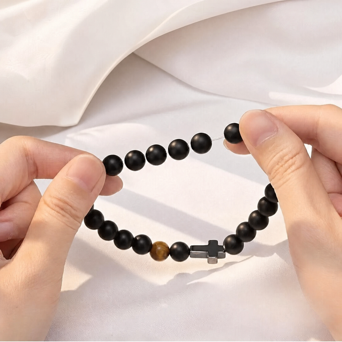 VALORIS – Herrenarmband mit schwarzen Perlen und Kreuzanhänger