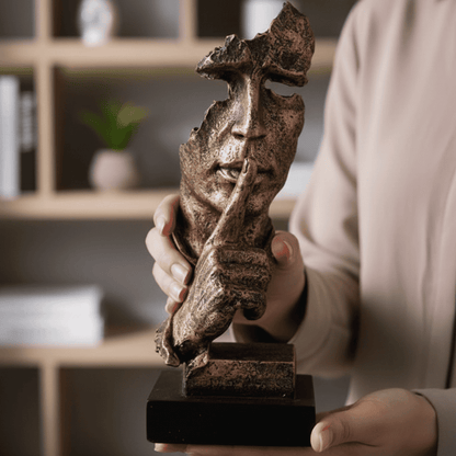 Abstrakte goldene Skulptur | Nordische moderne Wohnkultur | Minimalistischer Kunstakzent | Skandinavischer Stil | Elegantes Innendesign 8