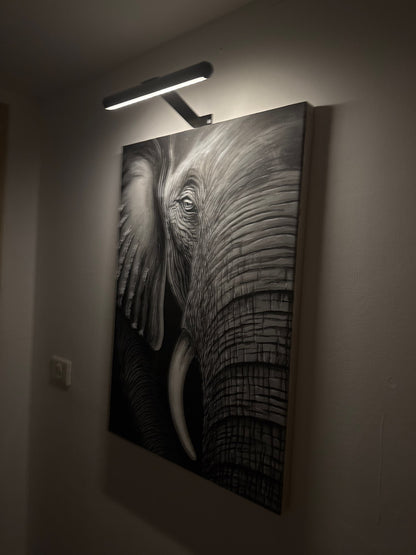 ArtGlow swivelling LED wall light - Wireless & stylish for any gallery wall