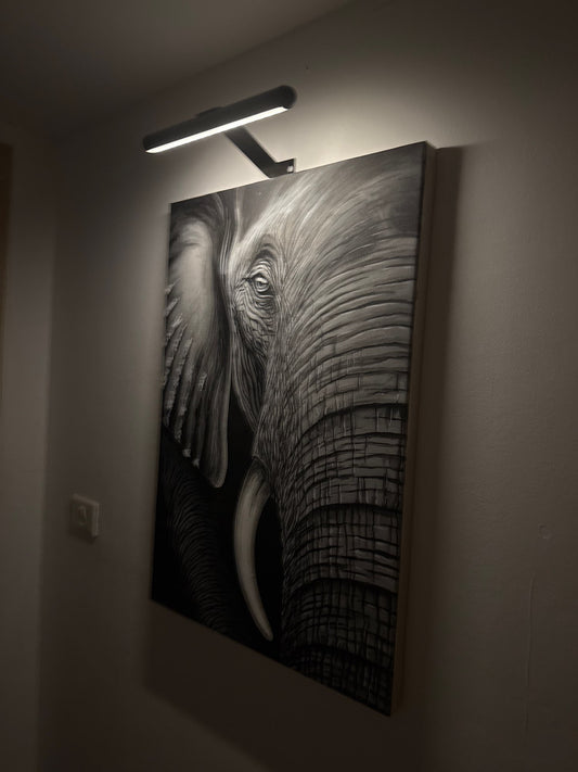 ArtGlow swivelling LED wall light - Wireless & stylish for any gallery wall