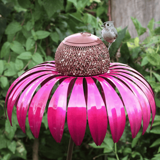 BloomFeast – Eleganter kegelförmiger Futterspender, der sich harmonisch in die Gartenblumen einfügt. 0