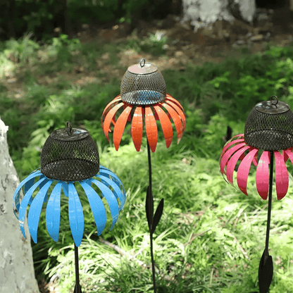 BloomFeast – Eleganter kegelförmiger Futterspender, der sich harmonisch in die Gartenblumen einfügt. 3