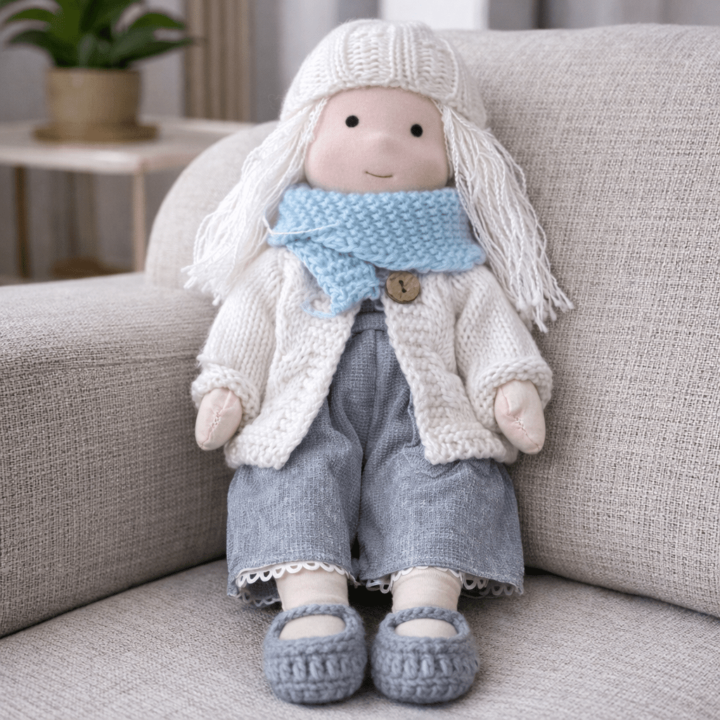 Elora – Bambola Waldorf fatta a mano in cotone per gioco creativo
