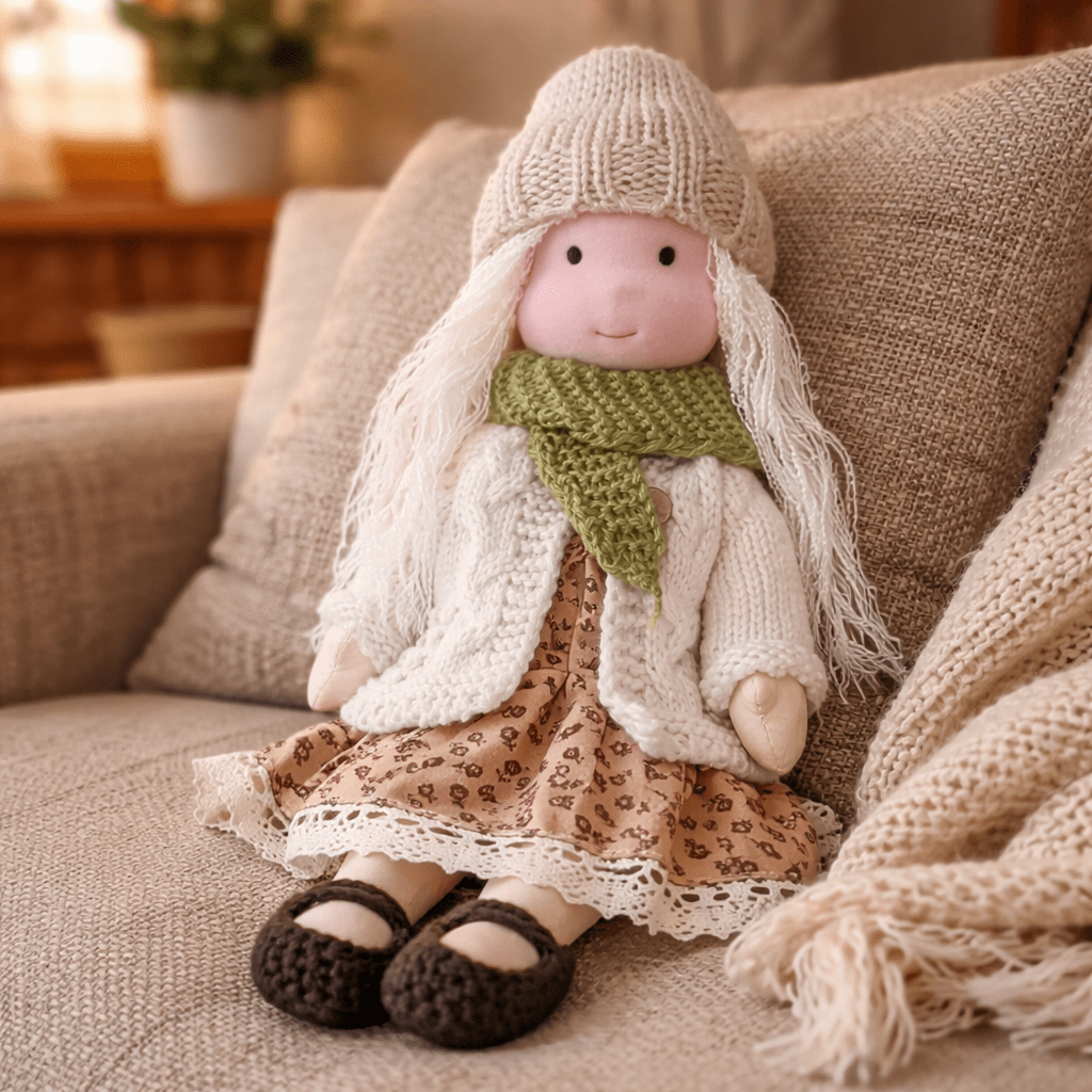 Elora – Bambola Waldorf fatta a mano in cotone per gioco creativo