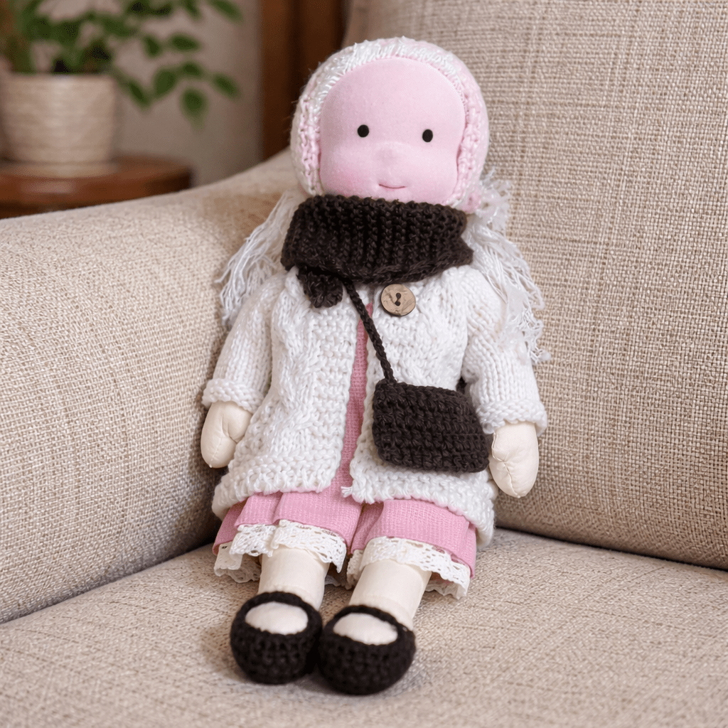 Elora – Bambola Waldorf fatta a mano in cotone per gioco creativo