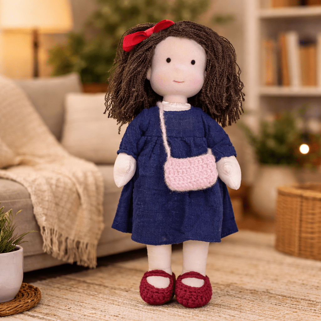 Elora – Bambola Waldorf fatta a mano in cotone per gioco creativo
