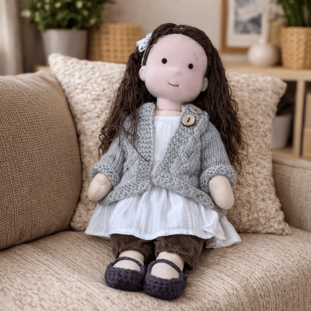 Elora – Bambola Waldorf fatta a mano in cotone per gioco creativo