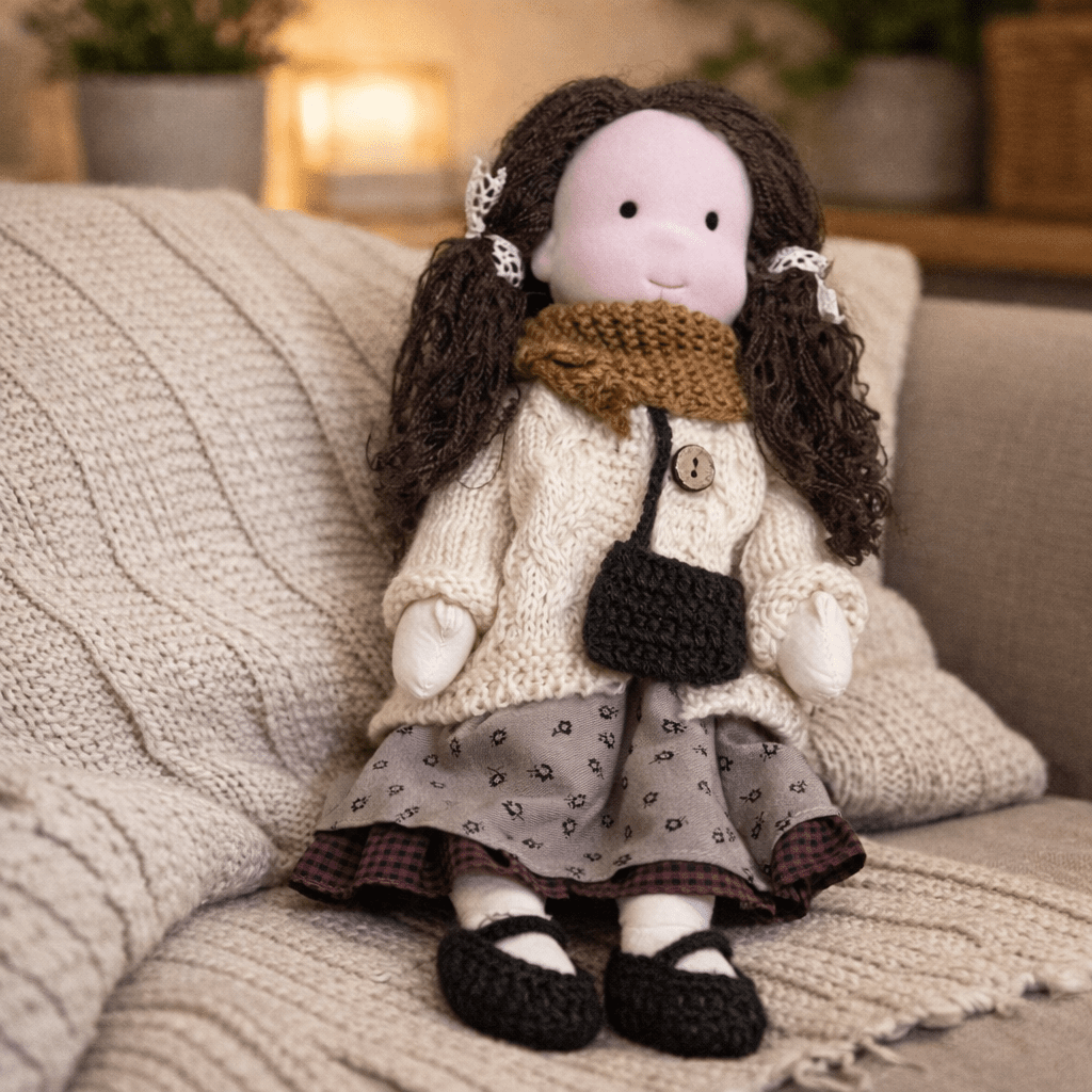 Elora – Bambola Waldorf fatta a mano in cotone per gioco creativo